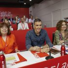(i-d) La presidenta del PSOE, Cristina Narbona, el presidente del Gobierno y secretario general del partido, Pedro Sánchez, y la vicepresidenta primera y ministra de Hacienda, María Jesús Montero, durante el Comité Federal del partido este sábado, en la sede del PSOE en la madrileña calle de Ferraz. EFE/ Pablo Blázquez Domínguez POOL.
