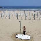 Un surfista en la playa de la Zurriola de San Sebastián.