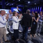 El presidente del Partido Popular, Alberto Núñez Feijoo, felicitado tras ser reelegido como presidente de los populares.