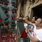 Chupinazo con el que comienzan los Sanfermines desde el balcón del ayuntamiento de Pamplona, este domingo.