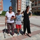 José Antonio Núñez, que tiene Síndrome de Down, entre su madre Lucila y su hermana Mari Carmen.