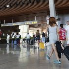 Pasajeros a punto de embarcar en el Aeropuerto de León durante la campaña veraniega.