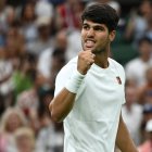Carlos Alcaraz supera al ruso Andrey Rublev en los octavos de final de Wimbledon. EFE/EPA/DANIEL HAMBURY.