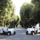 Los dos vehículos elétricos adquiridos por el Vaticano para el papa León XIV.