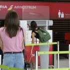 Dos viajeras a punto de embarcar en el aeropuerto de León.