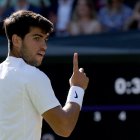 El tenista español Carlos Alcaraz durante su partido de cuartos de final que ha jugado contra el británico Cameron Norrie en Wimbledon, Reino Unido. EFE/EPA/NEIL HALL.