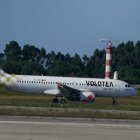 Vista de la llegada de un avión de Volotea este martes, al aeropuerto de Santiago del Monte (Asturias).