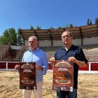 El alcalde y el organizador, con el cartel.
