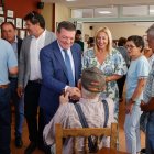 El consejero González Gago, en un bar de Cubo de la Solana, en Soria.