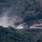 Movimiento de camiones en la cantera, en una imagen tomada este miércoles por un vecino.