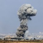 Imagen del humo de una de las bombas israelíes en Gaza.