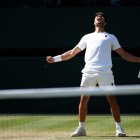 Alcaraz, exultante, celebra su triunfo sobre Fritz y el pase a la final de Wimbledon.