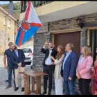 Ramón izando la bandera ayer junto a Gerardo Álvarez Courel.