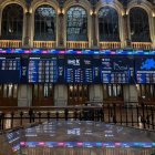 El IBEX 35, índice de referencia de la Bolsa española, ha perdido este viernes un 0,94 %.