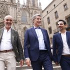 El presidente del PP, Alberto Núñez Feijóo junto a Daniel Sirera y Manuel Reyes.
