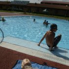 Un bañista en las piscinas de La Palomera.