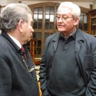 Rafael Escuredo junto a Antonio Gamoneda en la Fundación Sierra Pambley.