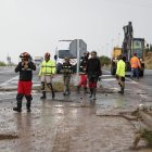Efectivos de la Unidad Militar de Emergencias trabajan en una carretera inundada próxima a la localidad zaragozana de Grisén este sábado. EFE/ Javier Belver.