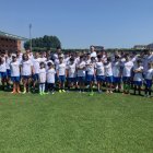 Vitolo junto a los responsables del campus, monitores y alumnos en una foto de familia.