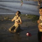  Un niño palestino cubre su cuerpo con arena como un tratamiento contra los hongos.