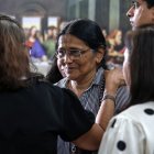 La madre del copiloto ayer, en un acto religioso.