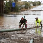 La UME trabaja en una carretera inundada en Grisén.
