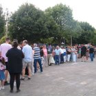 Cola de asistentes a la degustación de ternera.