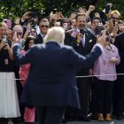 Trump saluda a sus simpatizantes antes de partir de la Casa Blanca a bordo del Marine One.