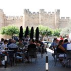 Terraza repleta de gente, este mismo fin de semana, en Valencia de Don Juan.