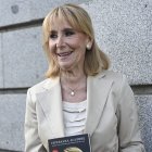 Aguirre son su libro 'Una liberal en política.