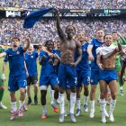 AMDEP8243. NUEVA JERSEY (ESTADOS UNIDOS), 13/07/2025.- Jugadores de Chelsea celebran este domingo, durante la final del Mundial de Clubes entre Chelsea FC y París Saint-Germain (PSG) en el estadio MetLife en Nueva Jersey (Estados Unidos). EFE/ Ángel Colmenares