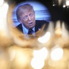 Una cámara graba al presidente Trump mientras habla en el Almuerzo de la Oficina de Fe de la Casa Blanca.