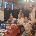 Los exjugadores del Olímpico junto a los homenajeados, Torices y Toño.