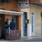 Un grupo de vecinos a la puerta de un establecimiento de Torre Pacheco.