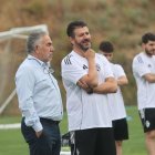 Silvano y Fernando Estévez conversan al incio de la primera sesión de la pretemporada.