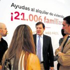 El presidente Fernández Mañueco y el consejero Suárez-Quiñones, ayer durante la presentación de las medidas.