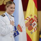 La princesa de Asturias hace un signo de gratitud tras recibir la Medalla de Oro de Galicia.
