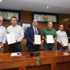 El alcalde de Ponferrada, el popular Marco Morala, con dos de sus concejales y Morán de la Fele, Rodríguez de UGT y Echegaray de CC OO en la firma del acuerdo por el empleo.