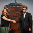 La consejera ejecutiva Natichu Alvarado junto al representante de Aspire Academy.
