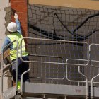 Archivo - Un obrero durante la construcción de una obra, a 10 de mayo de 2023, en Madrid.