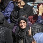 Mujeres palestinas lloran durante el funeral de sus familiares en el hospital Al-Shifa después de un ataque aéreo israelí en la ciudad de Gaza, el 15 de julio de 2025. EFE/EPA/MOHAMMED SABER.