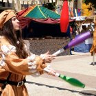 Una artista realiza un malabares con bolos en el Encuentro de Juglares de Sahagún.