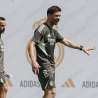 Xabi en un entrenamiento con el Real Madrid al que ya está marcando su estilo de juego.