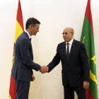 Sánchez estrecha la mano del presidente de Mauritania Mohamed Ould Ghazouani , ayer.