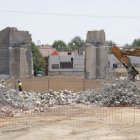 Los vestigios del viejo puente, martilleados por las máquinas.