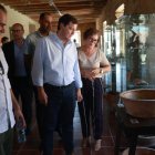Mañueco en el museo del barro de Pereruela tras presentar el plan de apoyo al comercio rural.