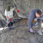 El arqueólogo Serxio Castro, durante las labores de exhumación.
