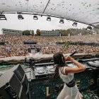 La dj española B Jones actuando en Tomorrowland .
