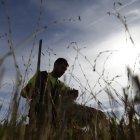 Un cazador junto a su perro en una jornada de la media veda de ejercicios anteriores.
