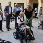 La consejera de Familia, Isabel Blanco, con un residente de 'Las cinco llagas'.